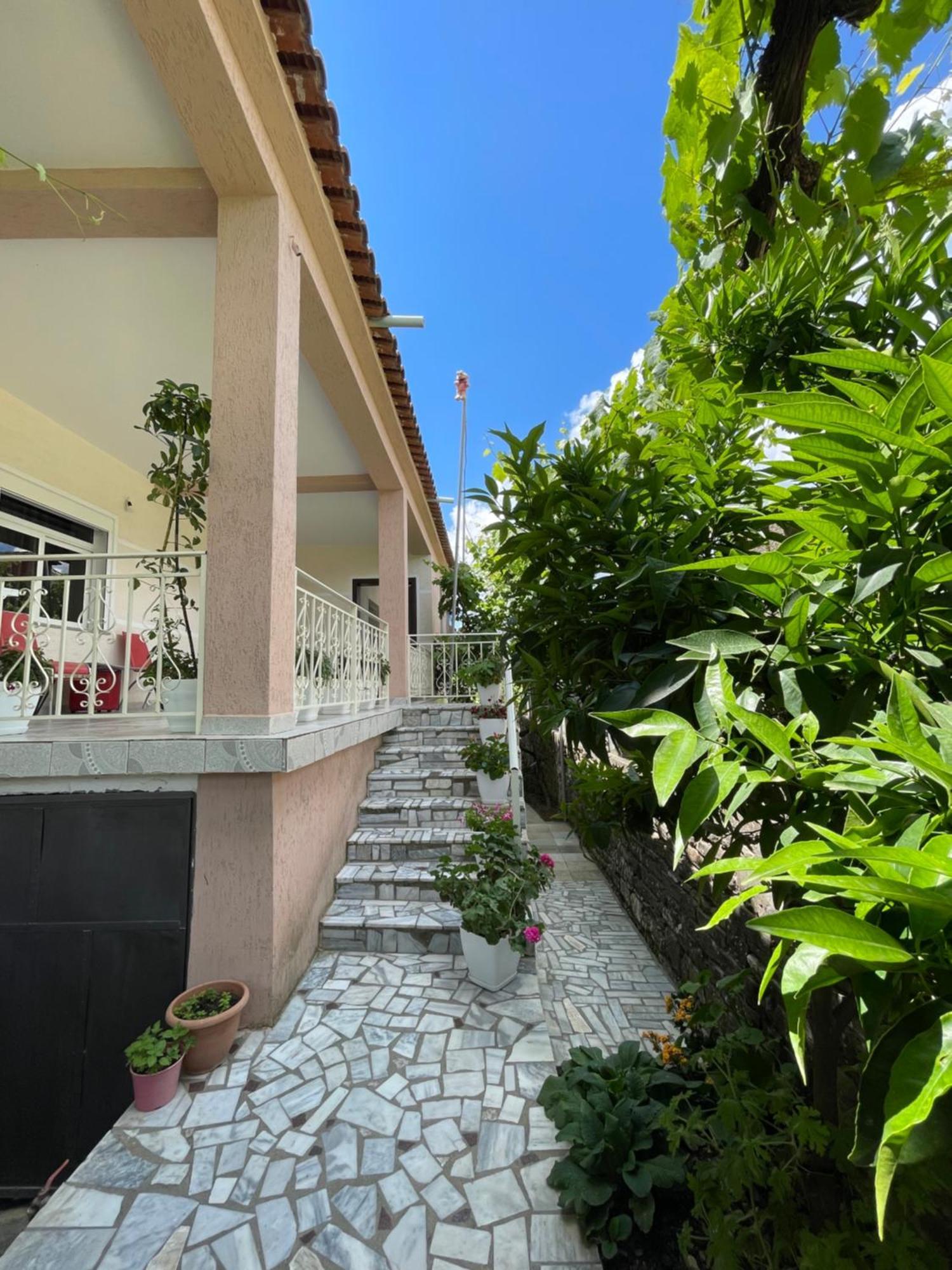Eljos House Permet酒店 外观 照片